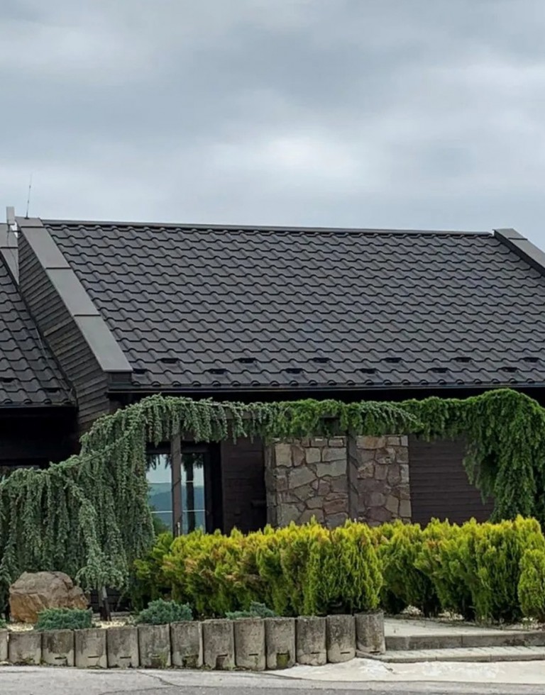 MEGA – Veľkoformátová plechová strešná krytina s vysokou vlnou