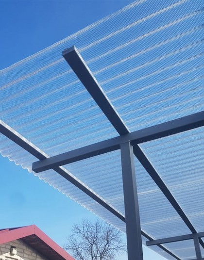 Vlnitý polykarbonát - moderné riešenie pre presvetlenie a odolnosť